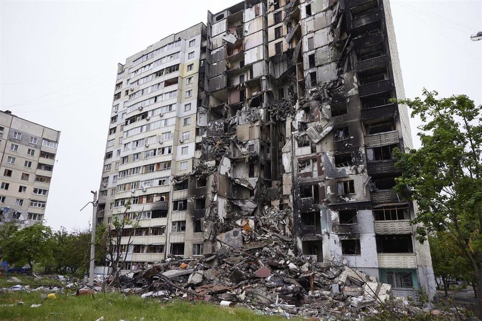 Archivo - Un edifcio residencial, ubicado en Járkov, dañado por un bombardeo ruso.