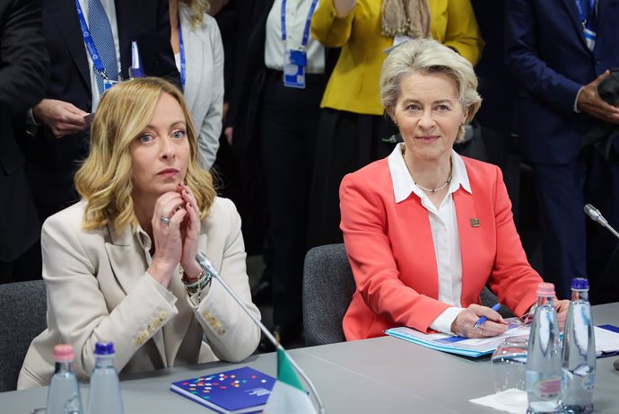 Archivo - Arquivo - HANDOUT - 07 de novembro de 2024, Hungria, Budapeste: A primeira-ministra italiana Giorgia Meloni (à esq.) e a presidente da Comissão Europeia, Ursula von der Leyen, participam da Cúpula da Comunidade Política Europeia em Budapeste. Fo