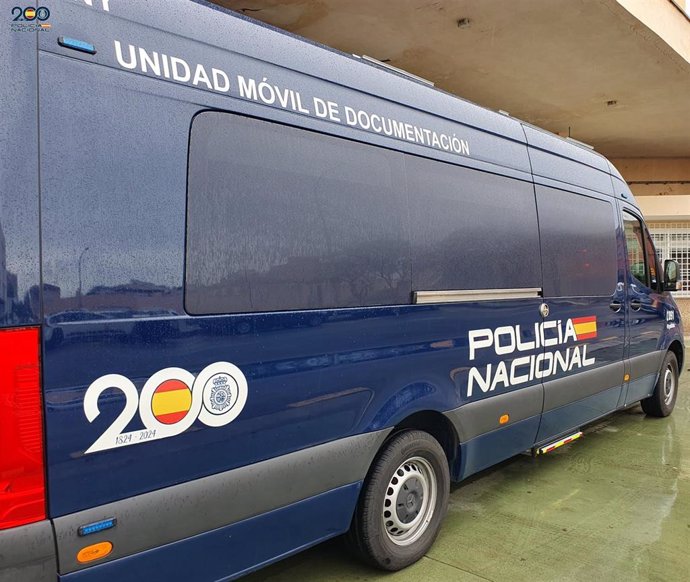 La Policía Nacional presenta los nuevos vehículos VIDOC para la realización del DNI y Pasaporte
