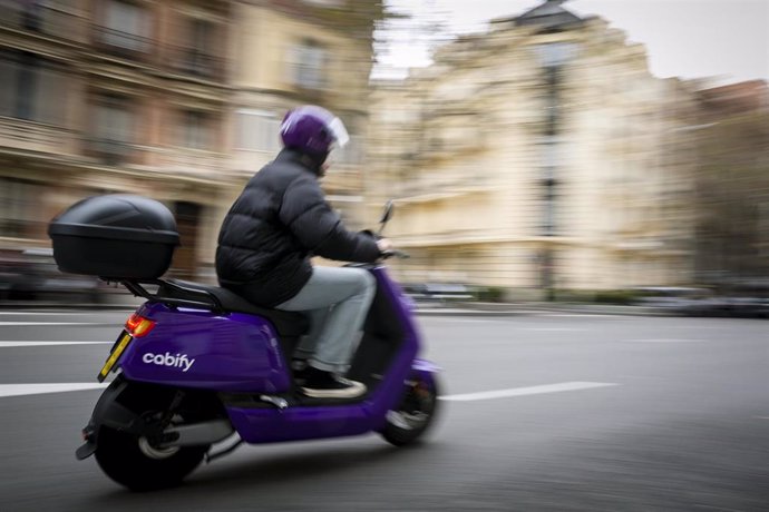 Archivo - Cabify lleva a València una flota de 200 motos eléctricas para "avanzar en la apuesta por la movilidad"