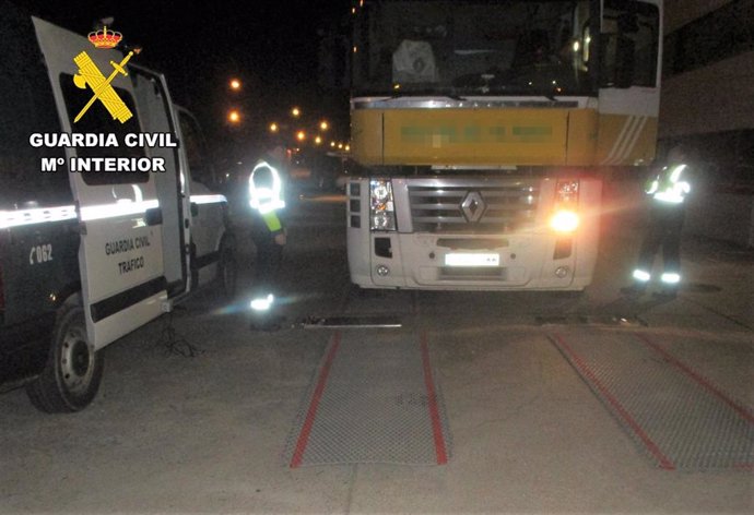 Camión excede 14,2 tonelada su peso en Burgos