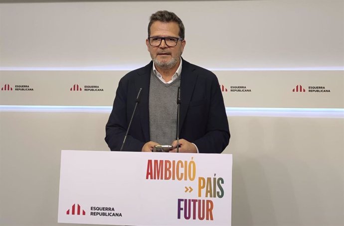 El vicesecretario de Comunicación de ERC, Isaac Albert, en rueda de prensa.