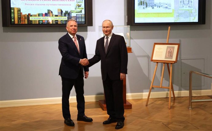 11 de abril de 2025, São Petersburgo, Rússia: O presidente russo Vladimir Putin, à direita, aperta as mãos do enviado especial do presidente dos EUA Steve Witkoff, à esquerda, antes das discussões sobre um acordo de cessar-fogo na Guerra Rússia-Ucrânia, e