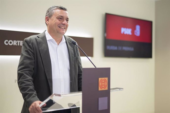 El portavoz del PSOE en las Cortes, Fernando Sabés, en la rueda de prensa de este lunes en la de prensa del Parlamento autonómico.