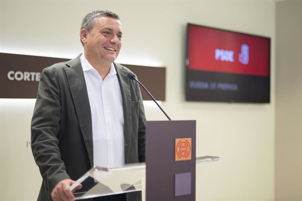 El portavoz del PSOE en las Cortes, Fernando Sabés, en la rueda de prensa de este lunes en la de prensa del Parlamento autonómico.