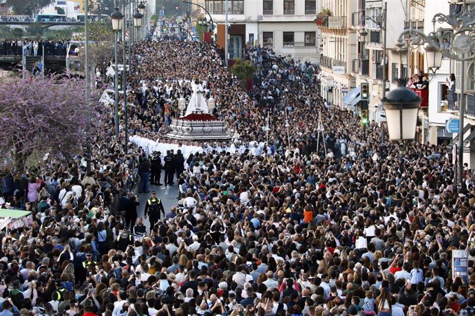 Archivo - Imagen de archivo de la salida procesional de Nuestro Padre Jesús Cautivo, 'El Cautivo', por la calles de Málaga, a 3 de abril de 2023 en Málaga, Andalucía.