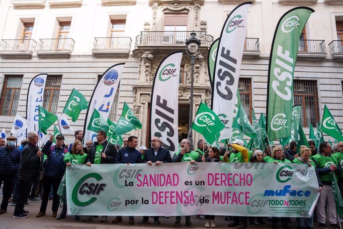 Archivo - Arquivo - Várias pessoas com bandeiras da CSIF e uma faixa durante uma manifestação da CSIF em frente ao Ministério das Finanças, em 13 de fevereiro de 2025, em Madri (Espanha). A Central Sindical Independiente y de Funcionarios (CSIF), o sindic