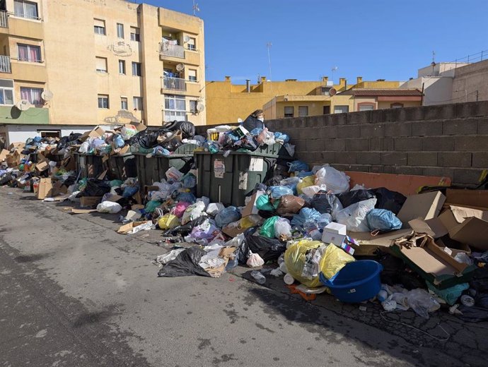 Cuarta jornada de la huelga de los trabajadores de recogida de residuos y limpieza de Roquetas de Mar (Almería)