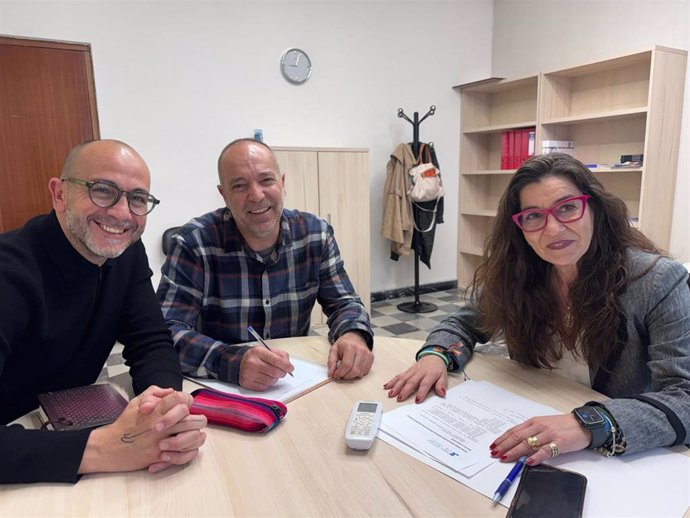 La responsable de Cooperación Internacional, Participación Ciudadana y Consumo en la Diputación de Cádiz, Ana Moreno, junto al presidente de la asociación Carriles, Isaac Barroso, y su tesorero, Juan Luis Jiménez.