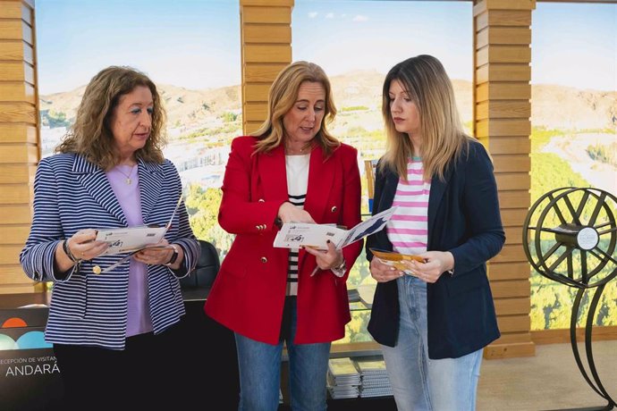 La diputada de Emprendimiento e Iniciativas Europeas de Almería, Esther Álvarez, durante su visita a Santa Fe de Mondújar (Almería).
