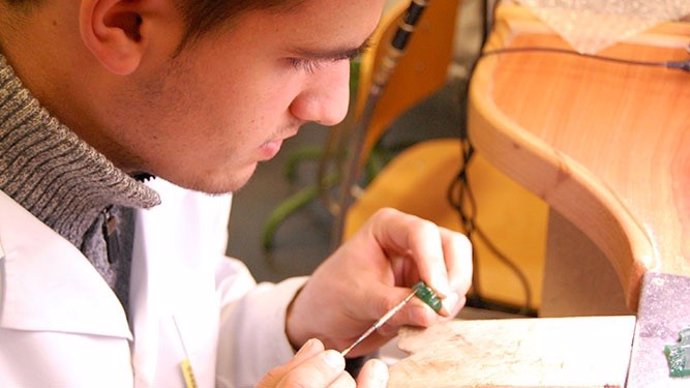 Un alumno de la Escuela de Joyería del SAE en Córdoba.
