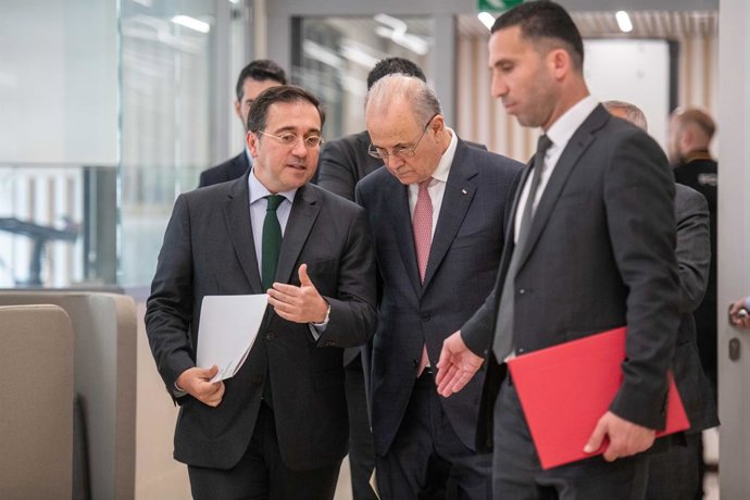 Archivo - El ministro de Asuntos Exteriores, Unión Europea y Cooperación, José Manuel Albares (i), se reúne con el primer ministro palestino y responsable de Exteriores, Mohamed Mustafa (c), en la sede de la Representación Permanente de España ante la UE,