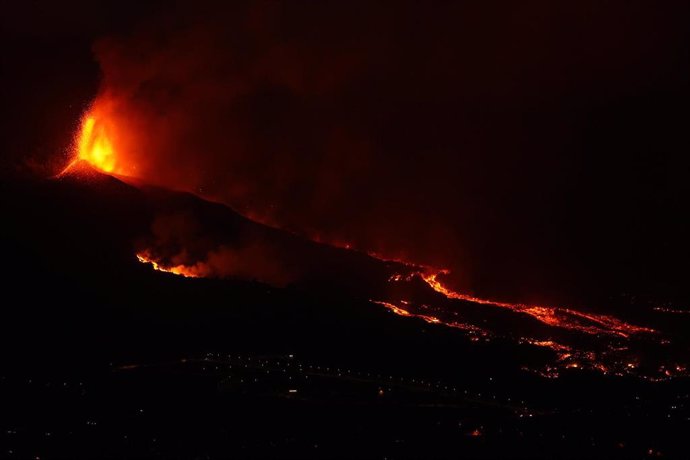 Archivo - Una boca eruptiva expulsa lava y piroclastos en la zona de Cabeza de Vaca, en La Palma