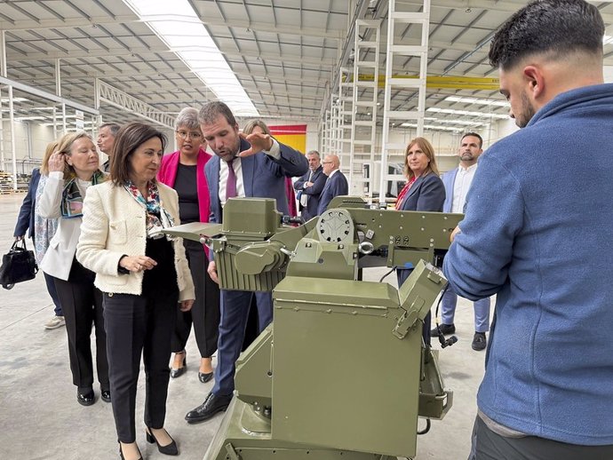 La ministra de Defensa, Margarita Robles, visita las instalaciones de Escribano Mechanical and Engineering (EM&E Group), en Córdoba.