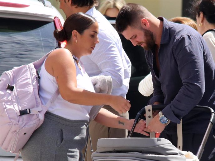 Anabel Pantoja y David Rodríguez a su llegada a Sevilla para disfrutar de la Semana Santa