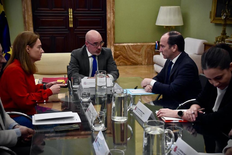 Reunión del delegado del Gobierno en Madrid, Francisco Martín; la,alcaldesa de Getafe, Sara Hernández; la directora regional de Turismo, Laura Martínez;  Borja Carabante, delegado de Urbanismo de Madrid, entre otros, sobre el festival Mad Cool 2025.