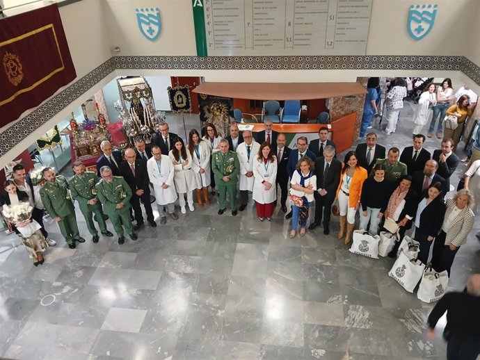El Hospital Materno Infantil de Málaga recibe la visita de La Congregación de Mena y una delegación de La Legión