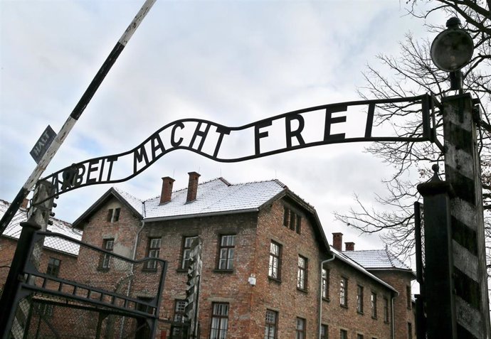 Archivo - Imagen de archivo de la entrada al centro de concentración de Auschwitz