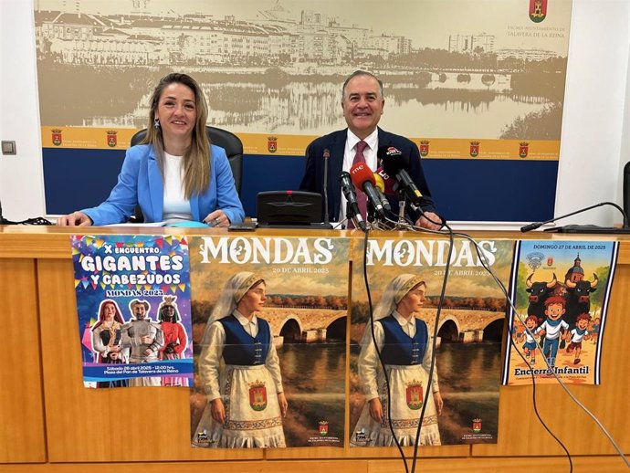 El alcalde de Talavera, José Julián Gregorio, y la concejala de Festejos, María Pilar Guerrero, en la presentación de la programación por las Mondas.