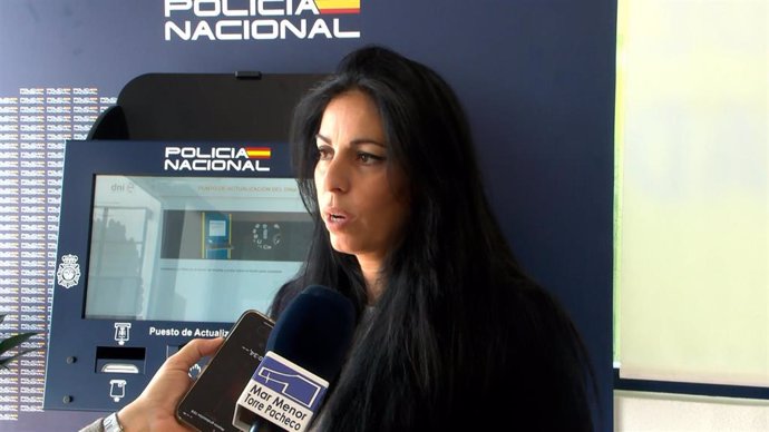 La concejala de Policía Local, Alba Sánchez, presenta el terminal para actualizar el DNIe
