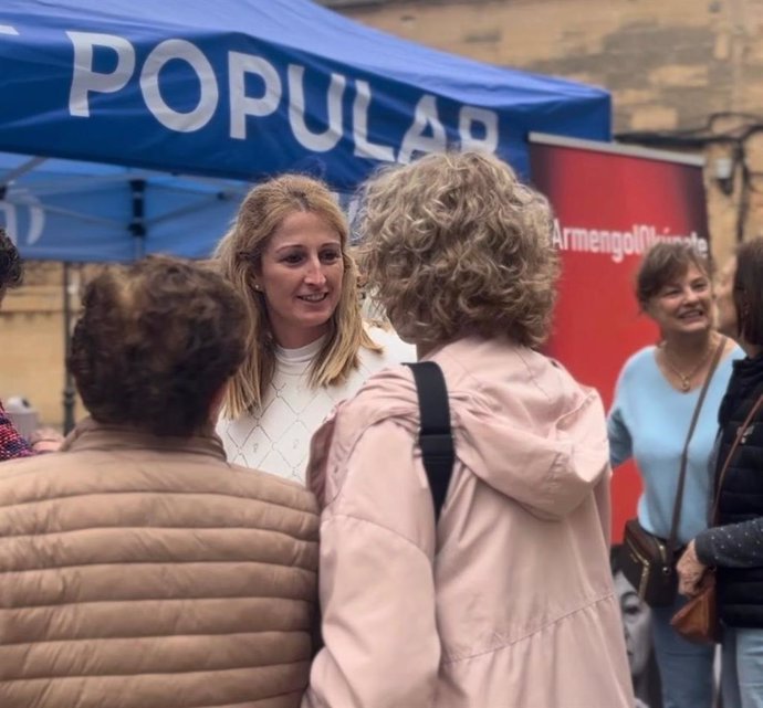 Vecinos visitan la carpa del PP en Manacor.