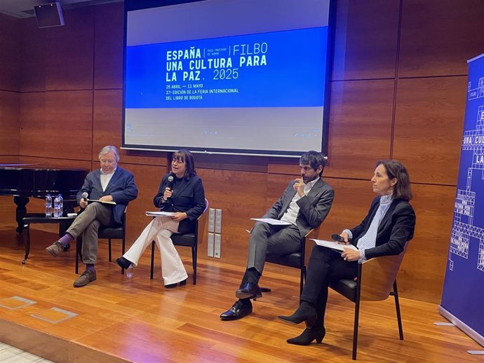 Presentación de la programación de España en la Feria del Libro de Bogotá, con el comisario Antonio Monegal, la directora del Libro Maria José Gálvez, el ministro Ernest Urtasun y la directora de Programación de AC/E, Inmaculada Ballesteros