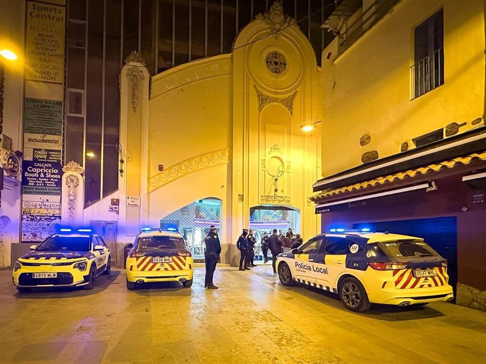 Agentes de la Policía Local de Lloret de Mar (Girona) durante el dispositivo policial en la plaa del Carme