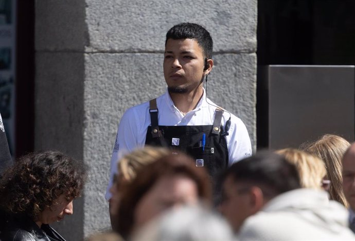 Un camarero atiende una mesa en una terraza en el centro de Madrid, a 24 de marzo de 2025, en Madrid (España). Imagen de archivo.