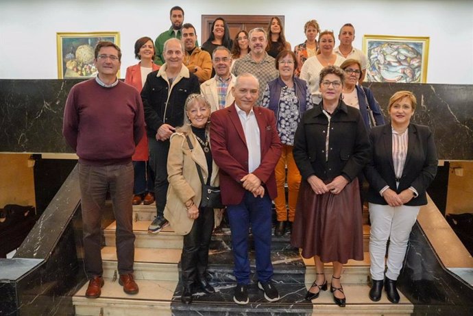 El consejero de Formación y Empleo del Cabildo de Tenerife, Efraín Medina (c), en la presentación de los cursos de formación de oficios artesanos tradicionales