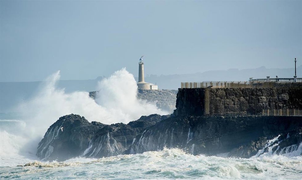 Archivo - Fuerte oleaje en Santander.-ARCHIVO