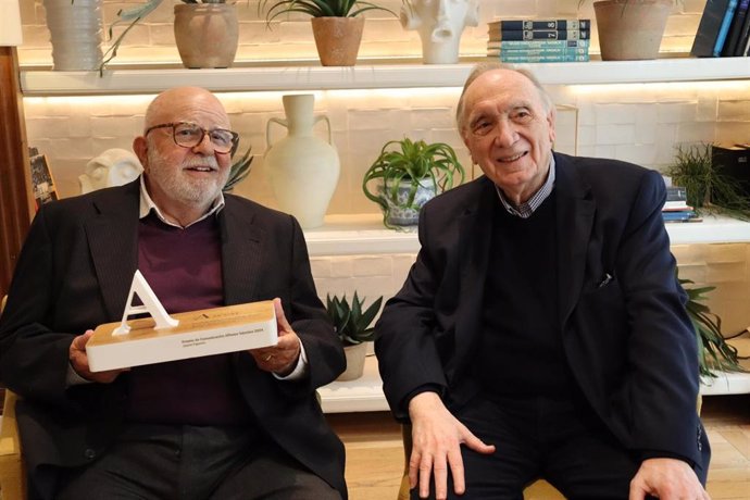 El presidente de la Academia de Cine, Fernando Méndez-Leite, le entregó el reconocimiento en un acto privado en Barcelona  .