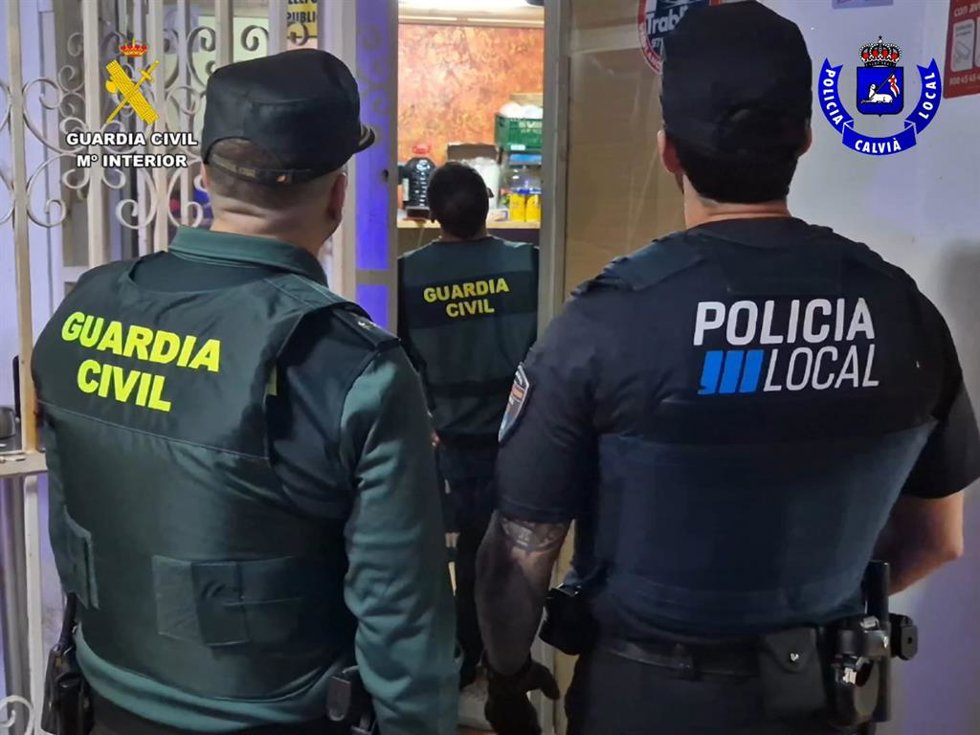 Agentes de la Guardia Civil y de la Policía Local de Calvi, durante una inspección conjunta.