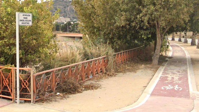 Imagen de archivo de una placa identificativa de la avenida de Ángel Escapa en la ciudad de Alicante
