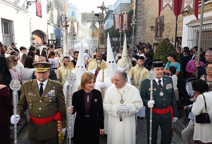 La alcaldesa de Jerez, María José García-Pelayo, participando en la procesión de la Hermandad del Transporte este Domingo de Ramos.