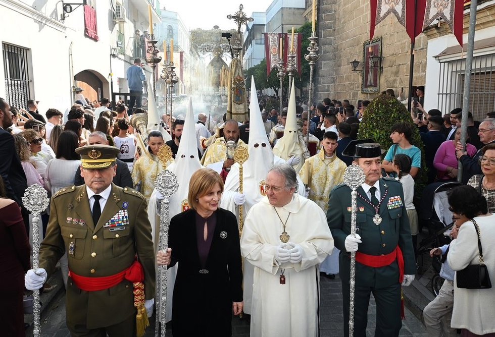 La alcaldesa de Jerez, María José García-Pelayo, participando en la procesión de la Hermandad del Transporte este Domingo de Ramos.