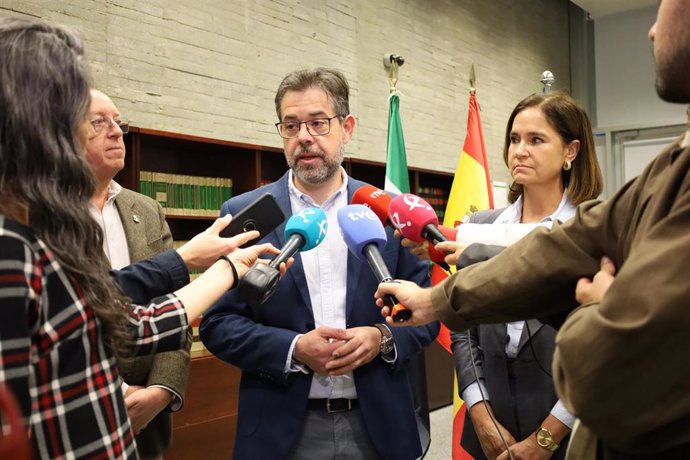 El director general de Prevención y Extinción de Incendios, José Antonio Bayón, atiende a los medios de comunicación.