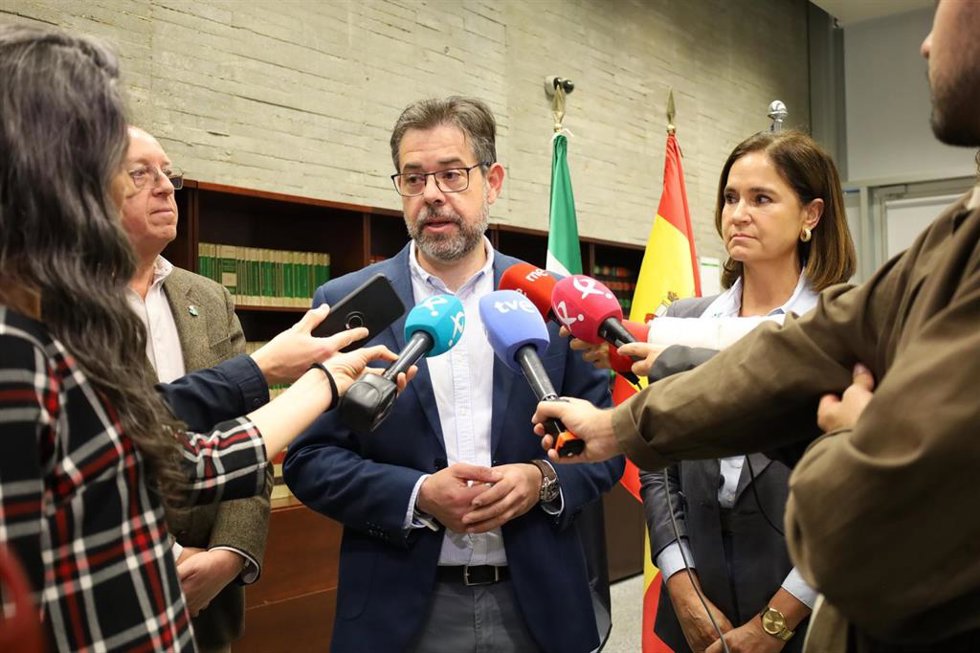 El director general de Prevención y Extinción de Incendios, José Antonio Bayón, atiende a los medios de comunicación.