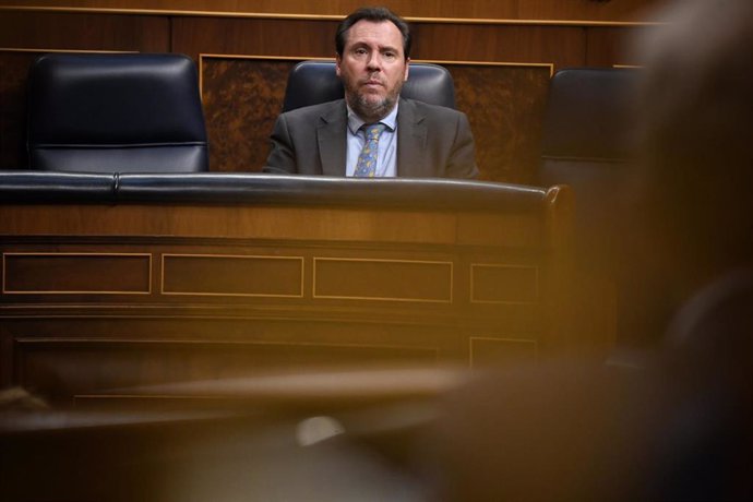 El ministro de Transporte y Movilidad Sostenible, Óscar Puente, durante una sesión plenaria en el Congreso de los Diputados, a 10 de abril de 2025, en Madrid (España).  El Pleno del Congreso de los Diputados debate y vota el decreto ley por el que se esta