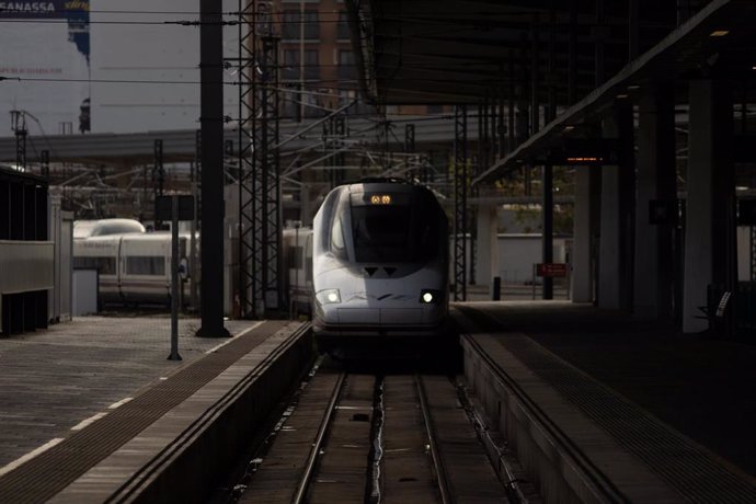 Archivo - El primer AVE desde la estación de Chamartín de Madrid llega a la estación Joaquín Sorolla, a 14 de noviembre de 2024, en Valencia