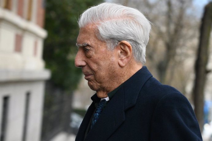 Archivo - El escritor Mario Vargas Llosa a su llegada al Pleno de la Junta de la Real Academia Española, a 19 de enero de 2023, en Madrid (España).