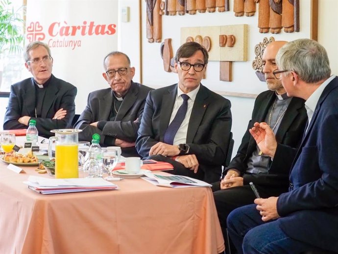 El president de la Generalitat, Salvador Illa, amb el cardenal arquebisbe de Barcelona, Joan Josep Omella, el bisbe de Sant Feliu, Xabier Gómez, el bisbe auxiliar de Barcelona, Javier Vilanova, i el president de Càritas Catalunya, Salvador Busquets