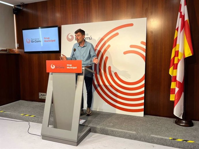 El portavoz adjunto de BComú, Marc Serra, en rueda de prensa este lunes
