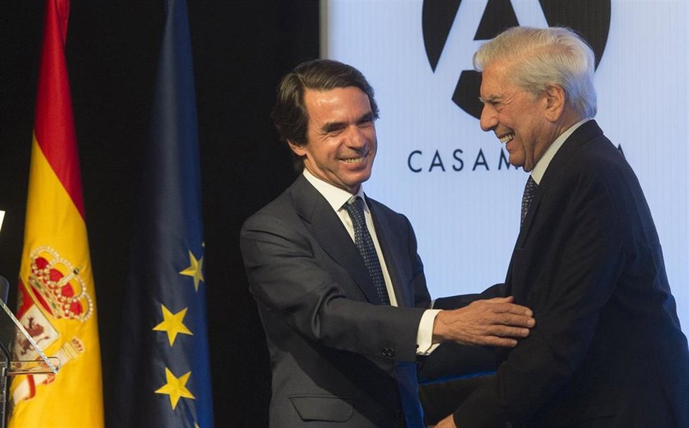 Archivo - El expresidente del Gobierno José María Aznar junto al Premio Nobel de Literatura Mario Vargas Llosa.