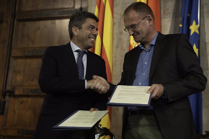 El president de la Generalitat, Carlos Mazón (i), y el CEO de PowerCo, Andreas Rottmann (d), firman la autorización ambiental integrada para la gigafactoría de celdas de baterías de PowerCo