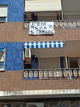 Pancarta pidiendo la repartura del CEIP Rosa Serrano de Paiporta (Valencia)