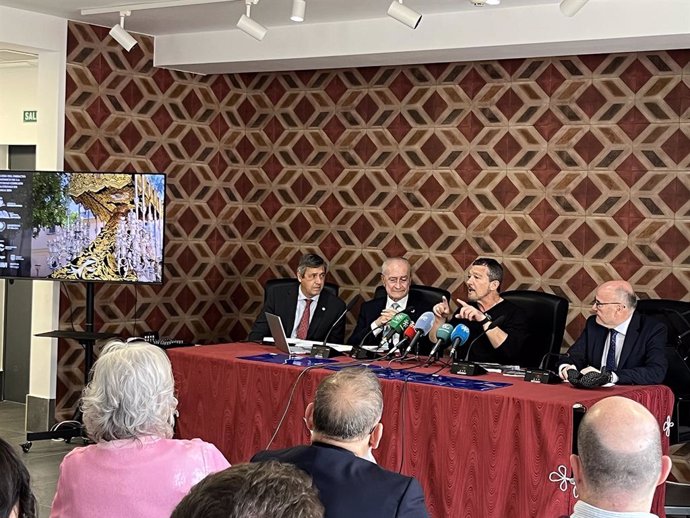 El rector de la UMA, Teodomiro López; el alcalde de Málaga, Francisco de la Torre; el presidente de la Fundación Lágrimas y Favores, Antonio Banderas; y el director de la Cátedra de Estudios Cofrades de la UMA, Benjamín del Alcázar.