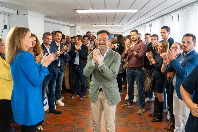 El vicepresidente del Cabildo de Tenerife, Lope Afonso, tras registrar los avales de su candidatura a presidir el PP de Tenerife