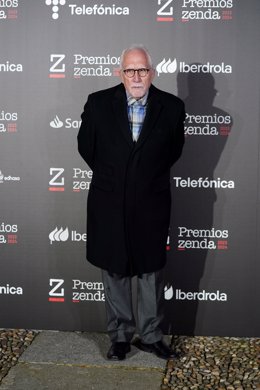 Archivo - El escritor Luis Mateo Díez posa en el photocall de la primera edición de los Premios Zenda, en la Real Fábrica de Tapices, a 14 de enero de 2025, en Madrid (España). La primera edición de los Premios Zenda reconocen la labor literaria y editori