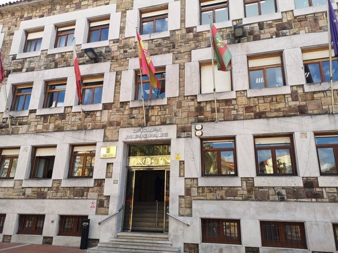Archivo - Sede del Ayuntamiento de Torrelavega.- Archivo