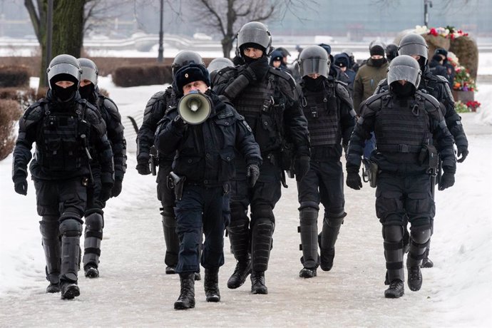 Archivo - 17 February 2024, Russia, St. Petersburg: Police block the way to a monument dedicated to victims of political repression to honor the memory of Russian opposition leader Alexei Navalny a day after news of his death. Photo: Andrei Bok/SOPA Image